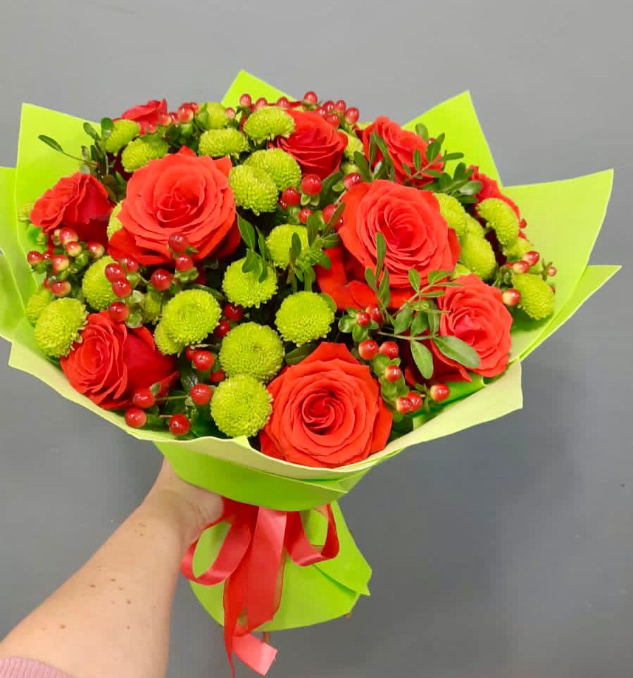 Букет цветов из: Хризантемы и Розы в Магадане