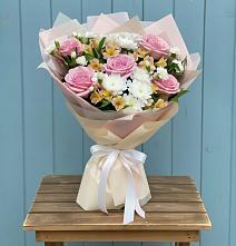 Букет цветов из:  Гвоздики, Орхидеи и Розы #REPLACE_PRED# Магадане