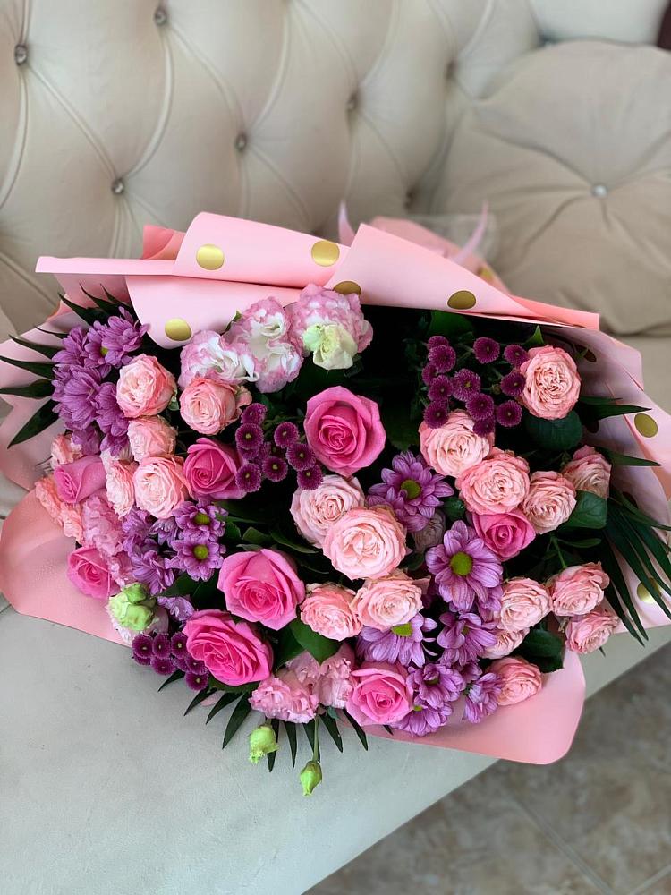 Букет цветов из: Хризантемы, Розы и Лизиантусы в Магадане