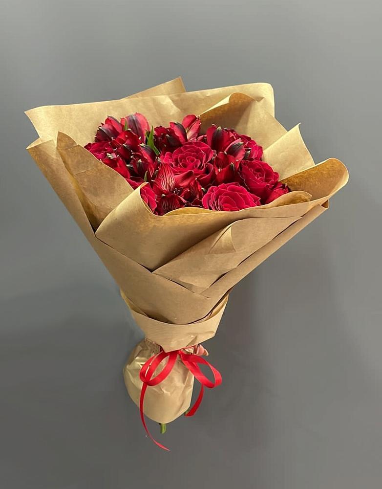 Букет цветов из: Альстромерии и Розы в Магадане