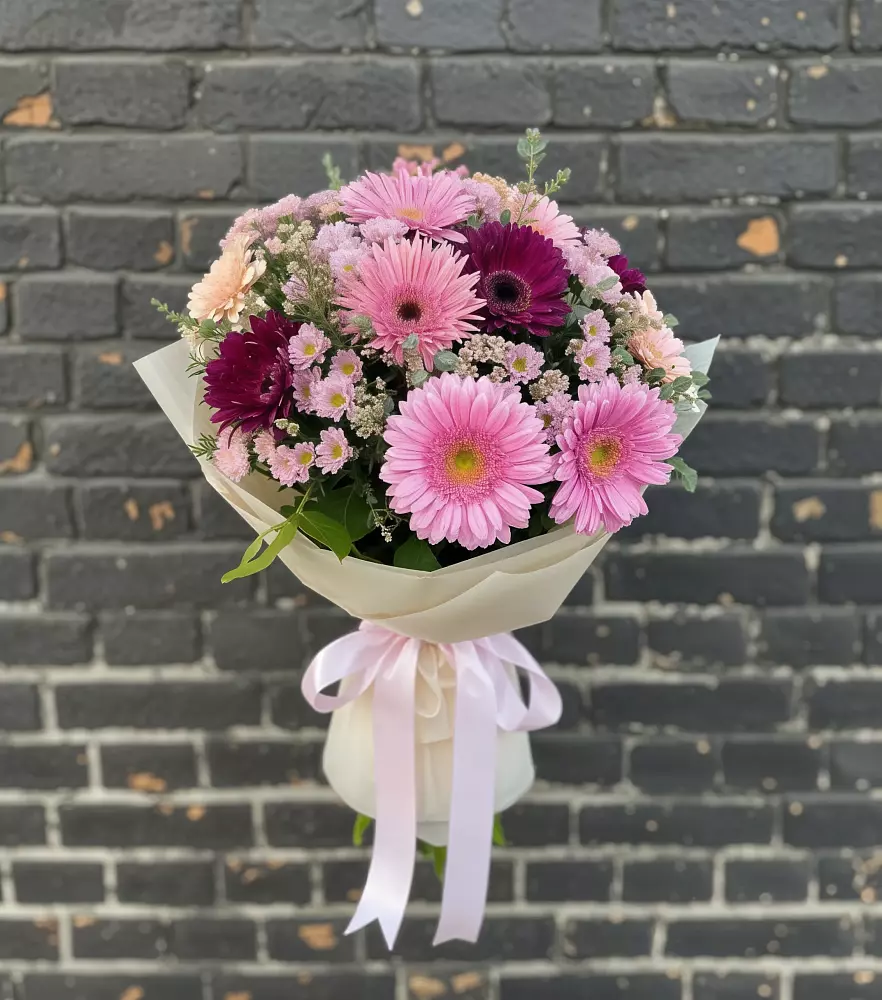 Букет цветов из: Герберы и Хризантемы в Магадане