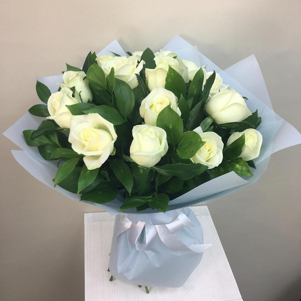 Букет 15 Белых роз Проуд в Магадане