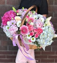 Цветочная композиция из Розы, Хризантемы, Пионы и Лизиантусы в корзине в Магадане