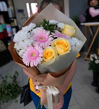 Букет цветов из:  Герберы, Розы и Хризантемы в Магадане