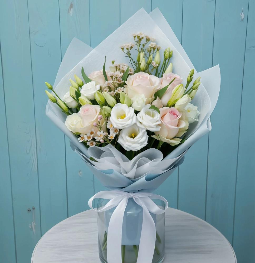 Букет цветов из: Розы и Лизиантусы в Магадане