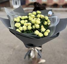 Букет Белые кустовые розы Солинеро в Магадане