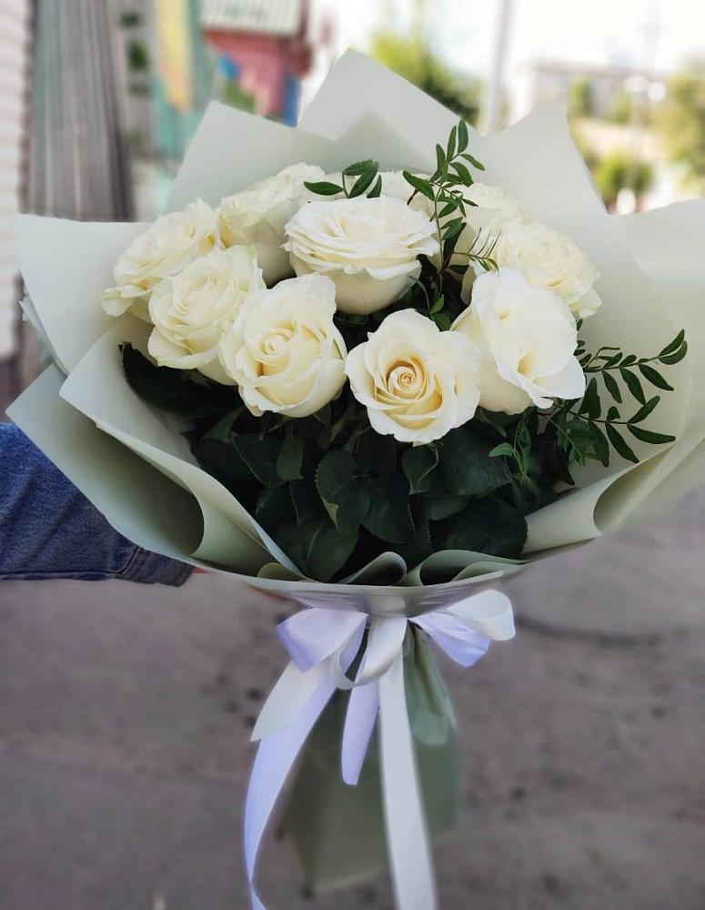 Букет Белые розы Проуд в Магадане