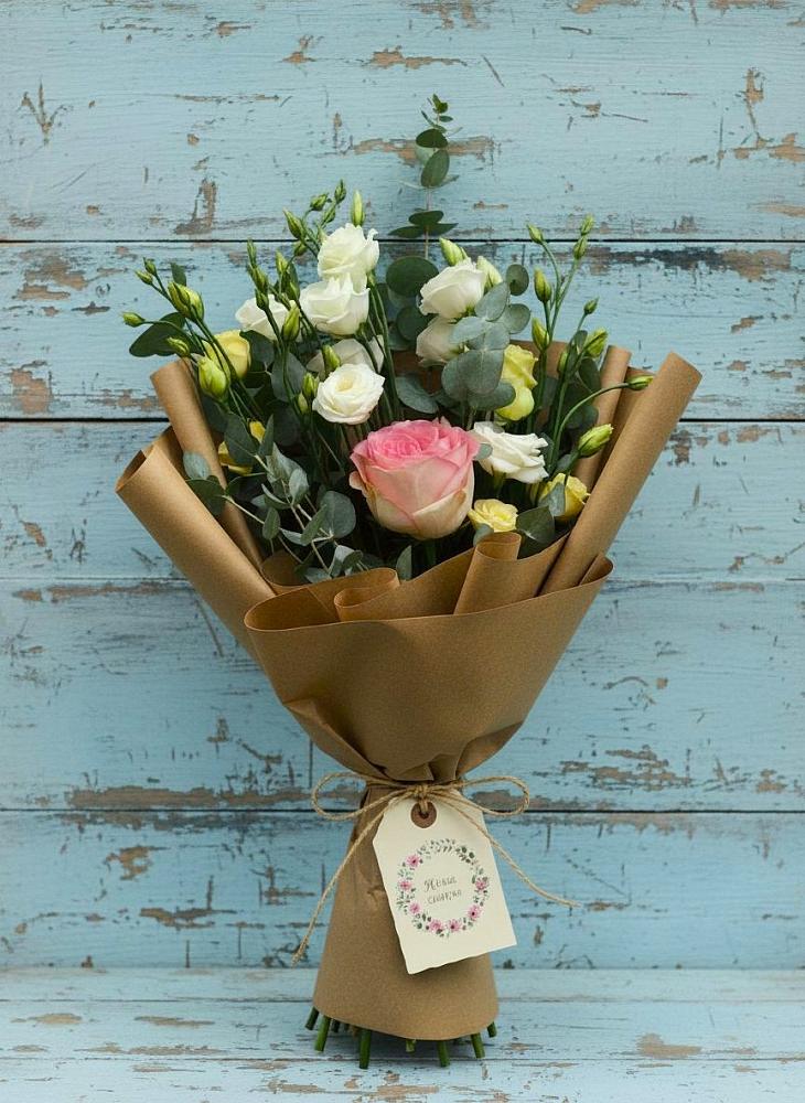 Букет цветов из: Розы и Лизиантусы в Магадане