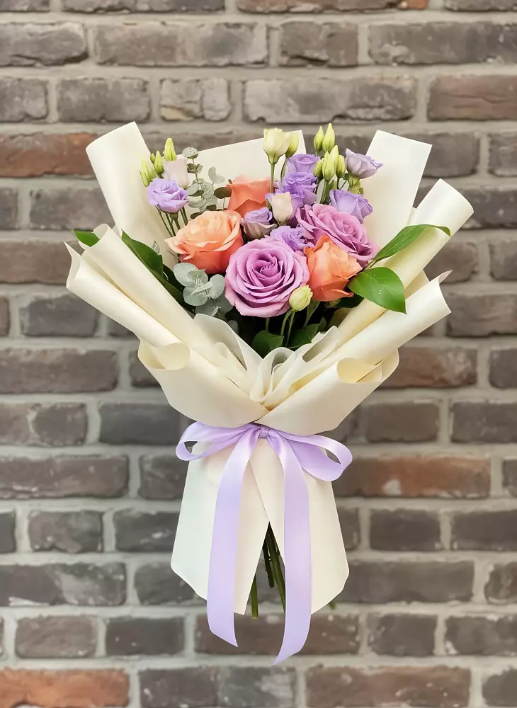 Букет цветов из: Лизиантусы и Розы в Магадане