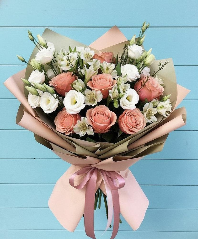 Букет цветов из: Розы, Альстромерии и Лизиантусы в Магадане