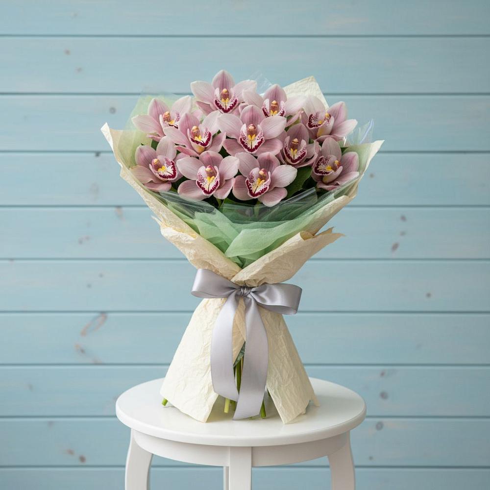 Букет цветов из: Орхидеи и Розы в Магадане