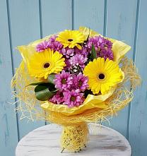 Букет цветов из:  Хризантемы и Герберы в Магадане