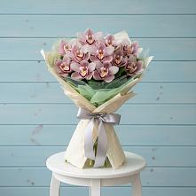 Букет цветов из:  Орхидеи и Розы в Магадане