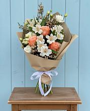 Букет цветов из:  Альстромерии, Лизиантусы, Розы и Хризантемы #REPLACE_PRED# Магадане