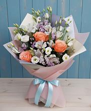 Букет цветов из:  Лизиантусы, Розы, Альстромерии и Гипсофила в Магадане