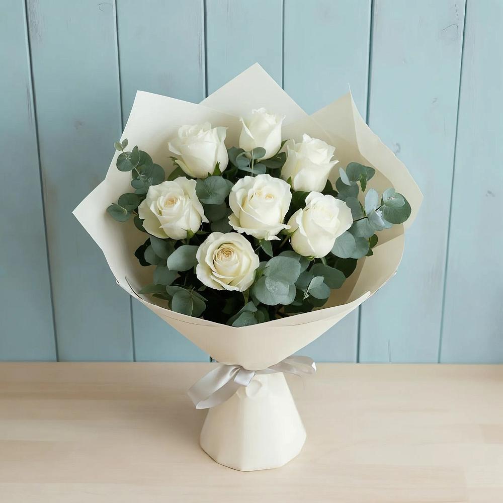 Букет Белые розы в Эвкалипте в Магадане