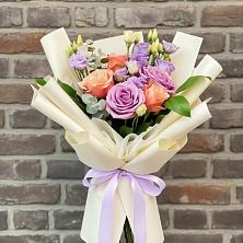 Букет цветов из:  Лизиантусы и Розы в Магадане