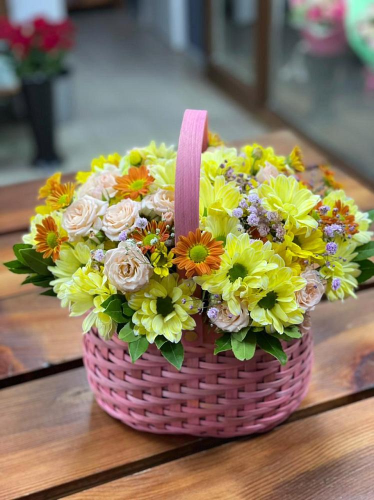 Цветочная композиция из Хризантемы и Розы в корзине в Магадане