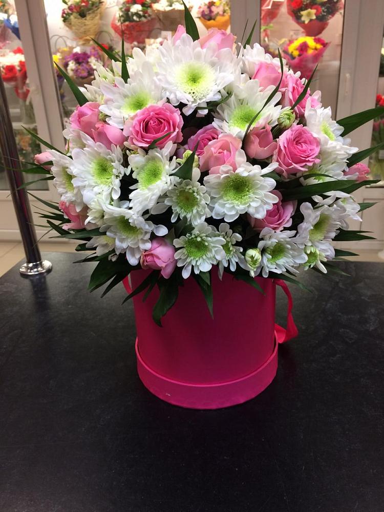 Цветочная композиция из Розы и Хризантемы в шляпной коробке в Магадане