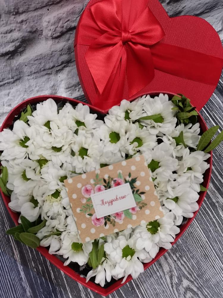 Цветочная композиция из Хризантемы в виде сердца в Магадане