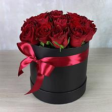 Цветочная композиция из Розы в шляпной коробке в Магадане