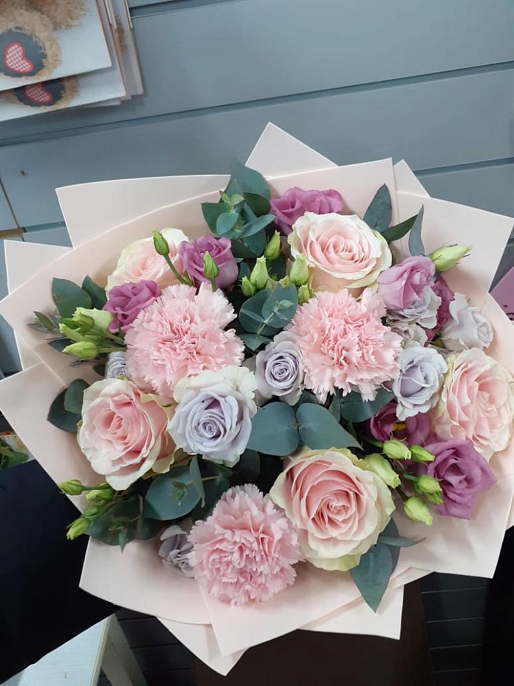 Букет цветов из: Розы, Гвоздики и Лизиантусы в Магадане