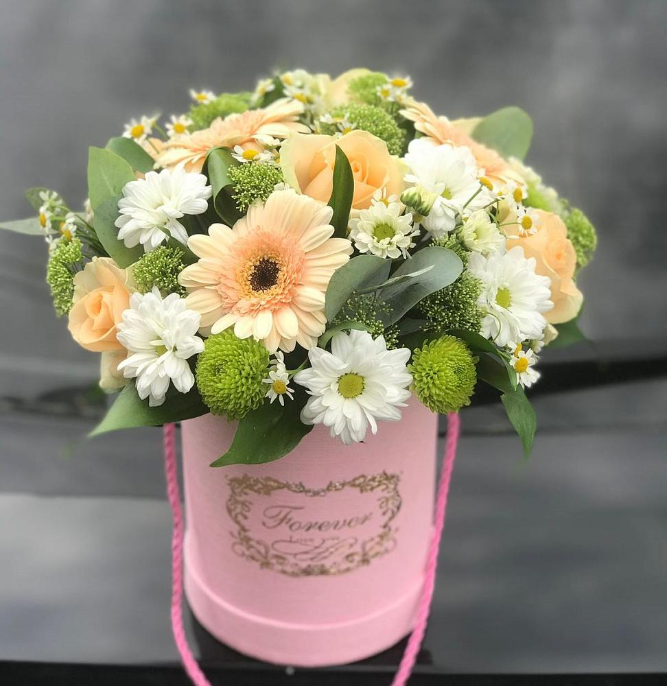 Цветочная композиция из Розы, Герберы и Хризантемы в шляпной коробке в Магадане