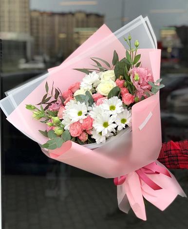 Букет цветов из: Розы, Лизиантусы и Хризантемы в Магадане