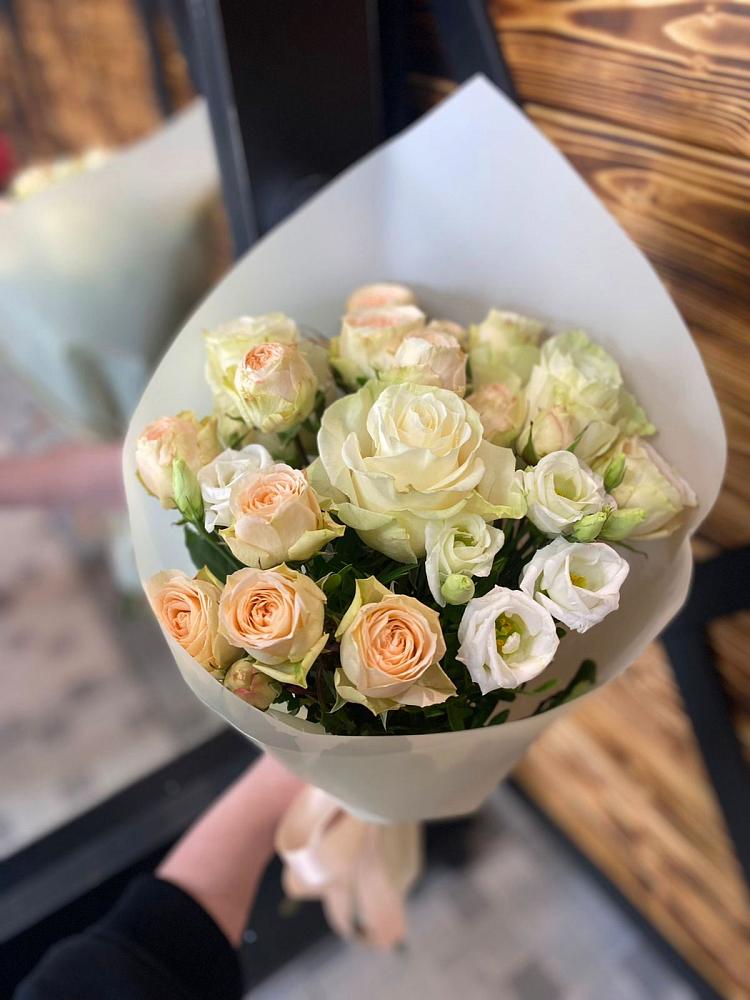 Букет цветов из: Розы и Лизиантусы в Магадане