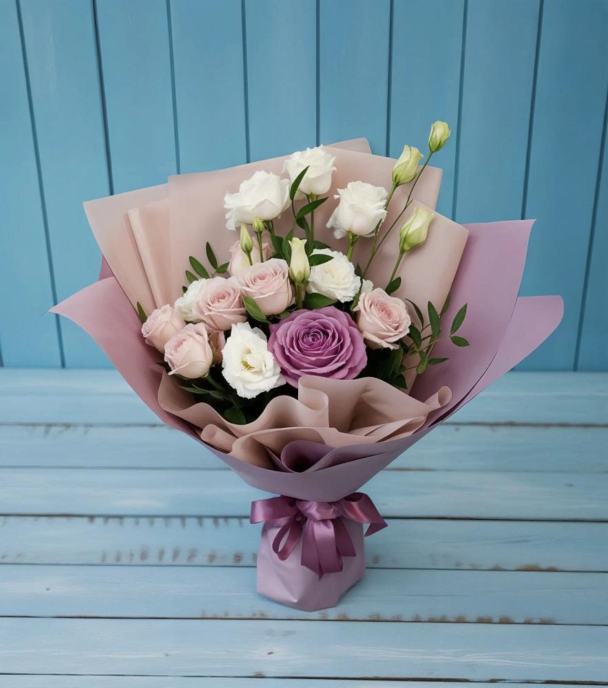 Букет цветов из: Розы и Лизиантусы в Магадане